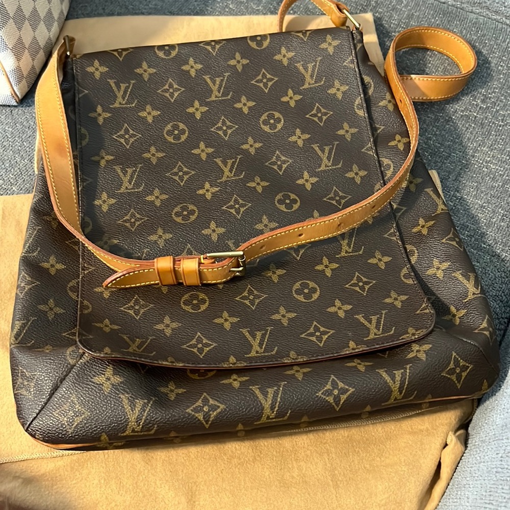 Louis Vuitton Mussette salsa